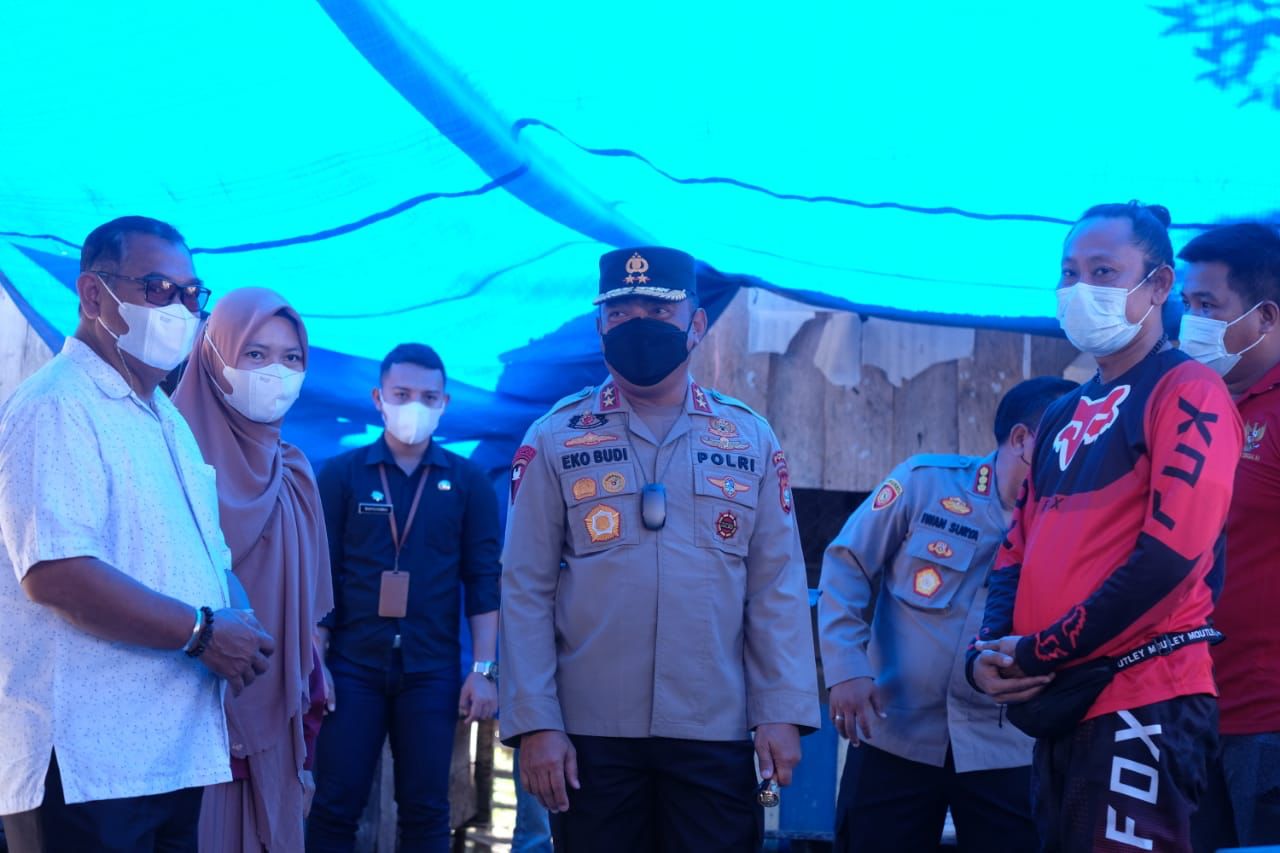 Kapolda Sulbar Memantau Langsung Vaksinasi di Pelosok Desa dan Pesisir Pantai